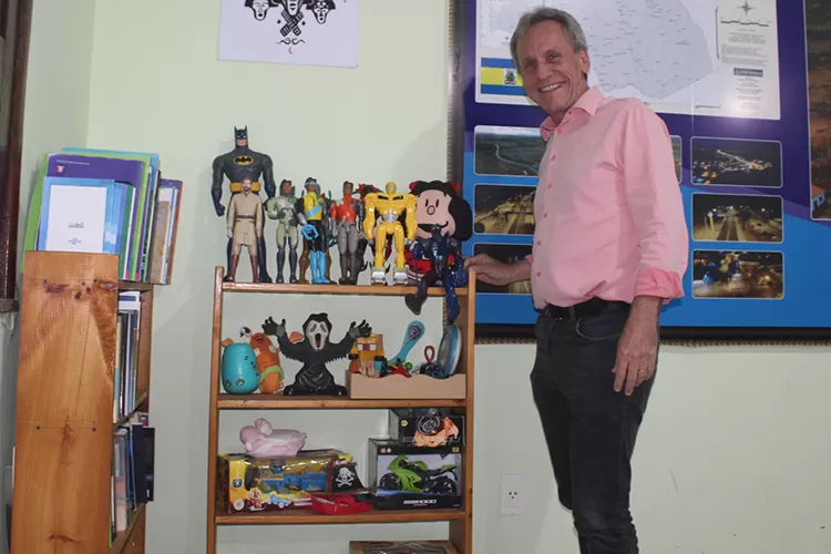 Prefeito de Dom Basílio doa brinquedos e livros para crianças e jovens que visitam seu gabinete