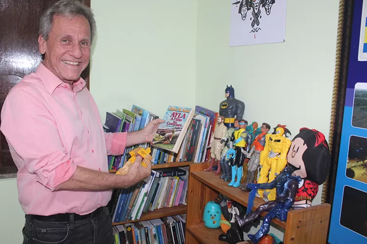 Prefeito de Dom Basílio doa brinquedos e livros para crianças e jovens que visitam seu gabinete