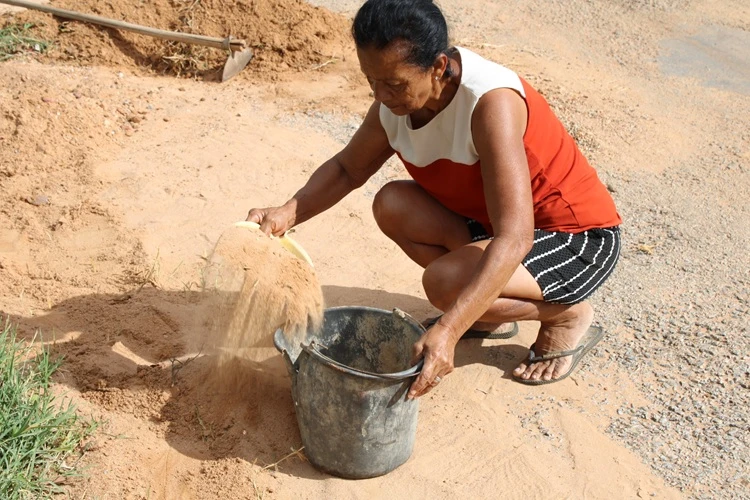 Brumado: Idosa tapa buracos com baldes de areia um ano após governador prometer asfalto