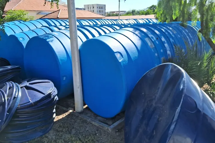 Pátio lotado de caixas d'água e tratores aponta uso político da Codevasf em Guanambi