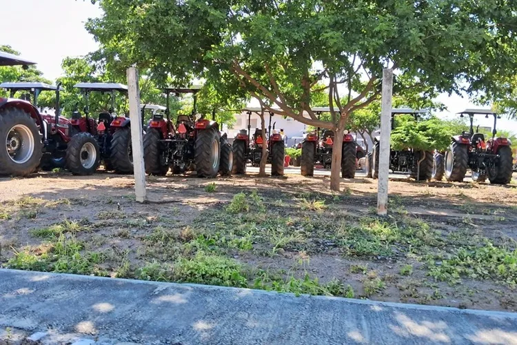 Pátio lotado de caixas d'água e tratores aponta uso político da Codevasf em Guanambi