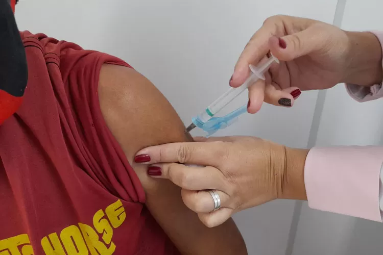 Governo Federal libera vacina bivalente contra Covid-19 para todos com mais de 18 anos