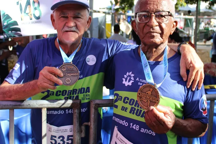 Vovôs maratonistas dão show durante corrida de rua em Brumado