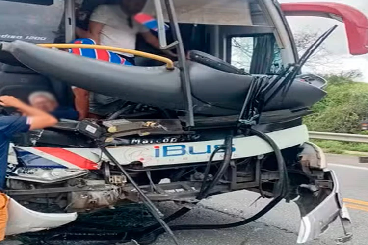 Ônibus com torcida do Fortaleza bate em carreta e deixa feridos em Poções