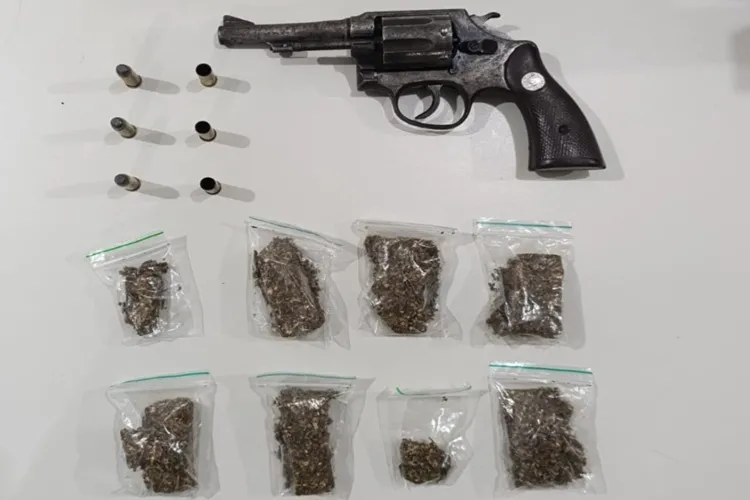 Vitória da Conquista: Ação policial resulta em apreensão de arma e entorpecentes