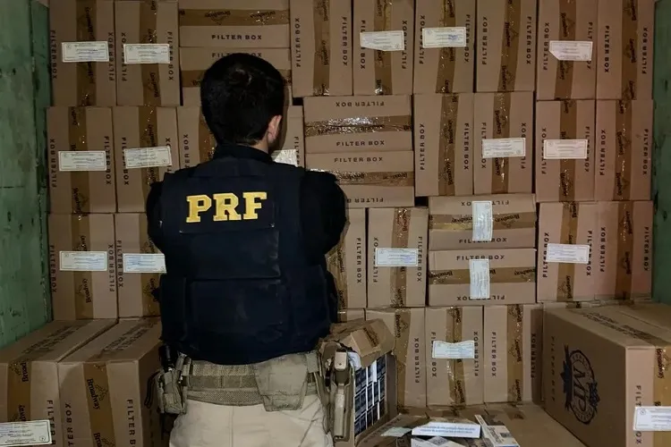 PRF apreende carga de cigarros clandestinos em carreta com destino a Brumado