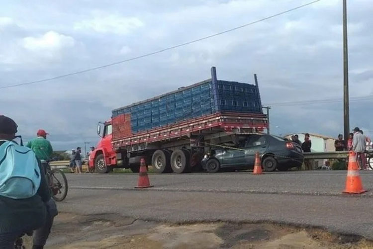 Homem morre após batida entre carro e caminhão em Vitória da Conquista