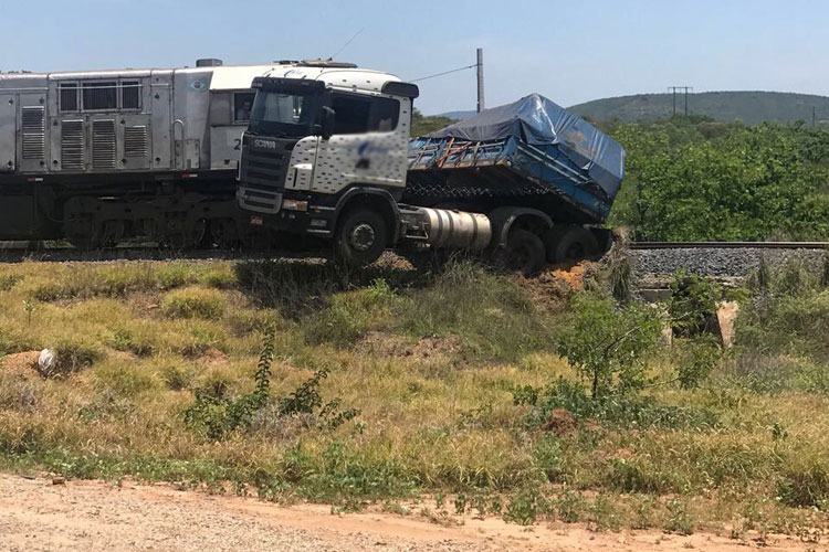 Colisão entre locomotiva e carreta obstrui a BR-030 em Brumado