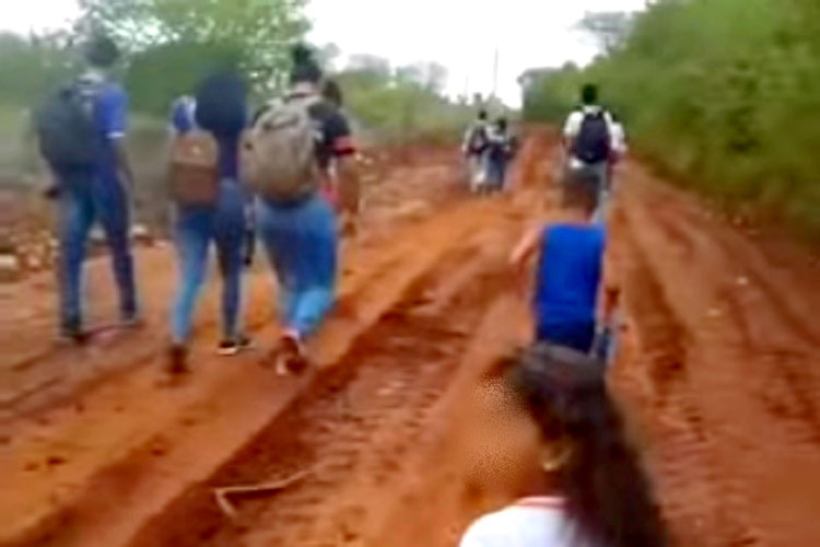 Brumado: Ônibus que transportava alunos atola e estudantes são obrigados a andar na lama