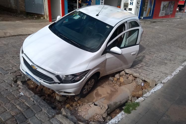 Brumado: Carro cai em buraco na Rua Oflávio Torres