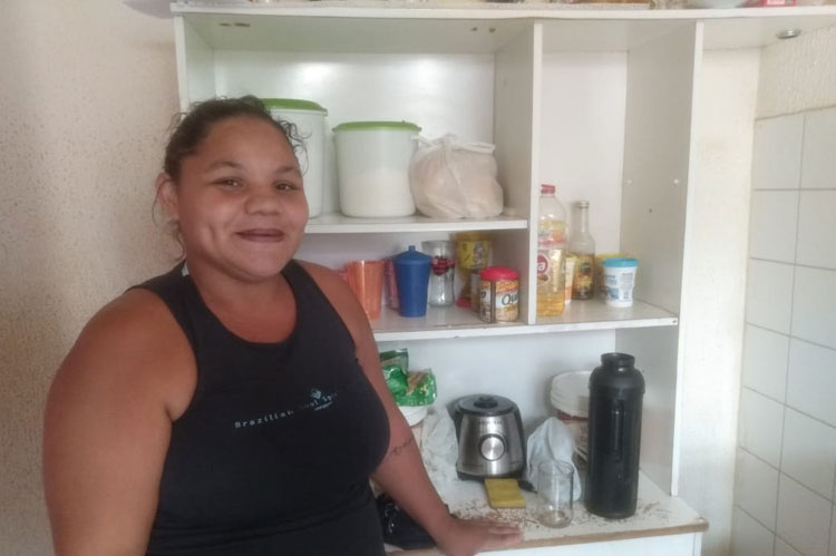 Brumado/BA: Após 15 dias sustentando filhos com farinha e água, mãe começa a receber doações da comunidade