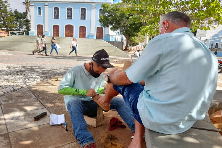 Brumado: Engraxate ajudou a sustentar irmãos e hoje mantém família; 'tenho orgulho do que faço'