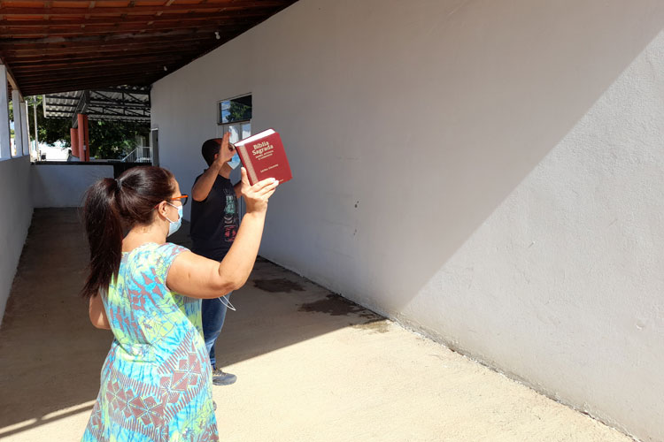 Brumado: Evangélicos de Ibicoara realizam maratona de vigília e orações pela cura de irmão na porta da UTI Covid