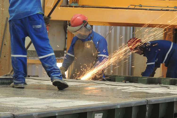 Produção industrial sobe 0,7% em fevereiro ante janeiro, revela IBGE