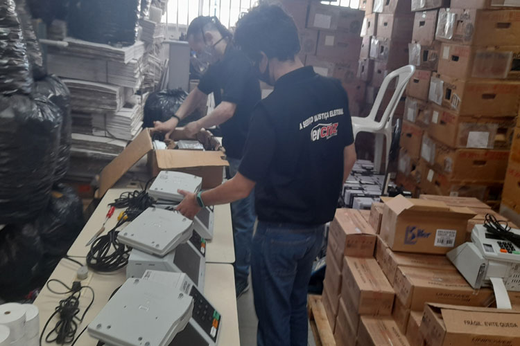 Técnicos passam por treinamento de manutenção das urnas eletrônicas em Brumado