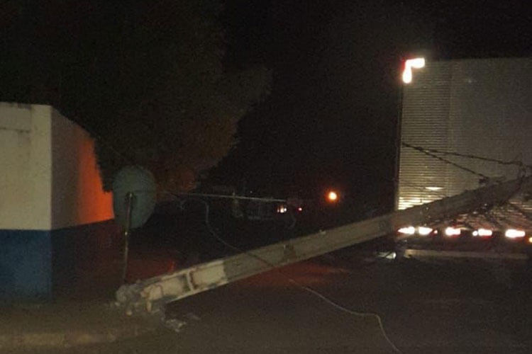 Caminhão derruba poste e deixa dois bairros sem energia por 1 hora em Brumado