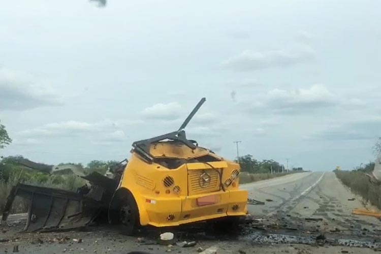 Juazeiro: Bandidos armados atacam e explodem carro-forte na BR-235