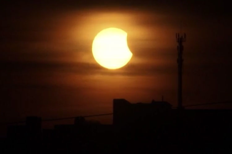 Eclipse solar é visto parcialmente em Salvador e Vitória da Conquista