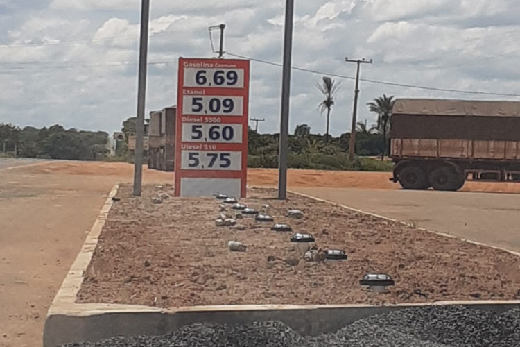 Gasolina em Brumado é quase R$ 0,60 mais cara do que em Barreiras e população não reage