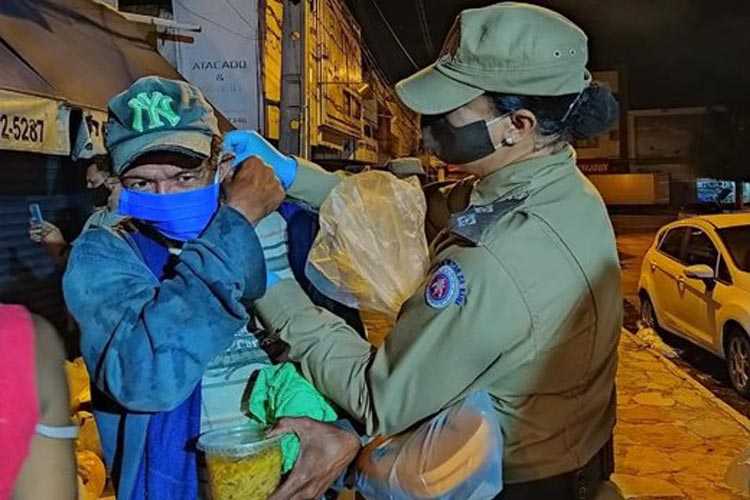 PM disponibiliza banho quente e alimentos para moradores de rua em Vitória da Conquista