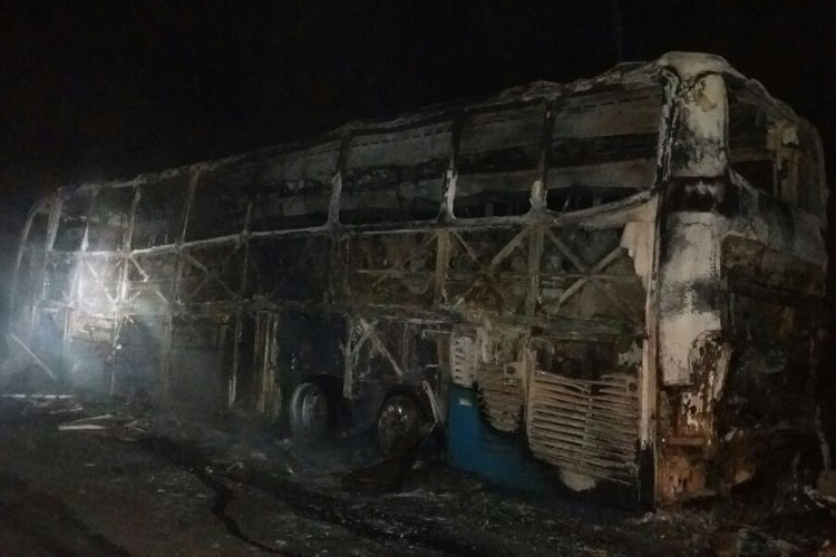 Ônibus da Novo Horizonte que saiu de Brumado pega fogo do BR-116