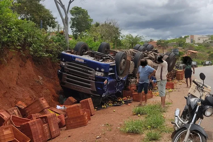 Caminhão carregado com tomates tomba na BR-030 em Caetité