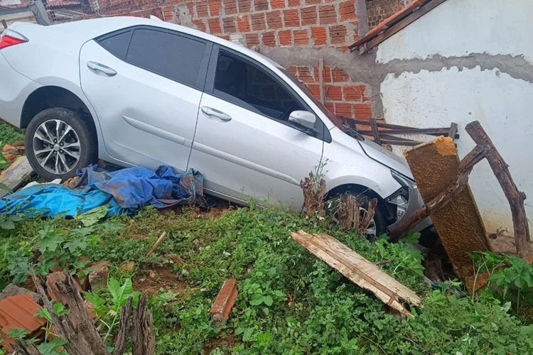 Carro sobe o meio-fio após motorista perder controle de direção em Brumado