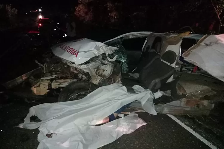 Ibiassucê: Ambulância desvia de carro parado com pneu furado  e três morrem na BA-617