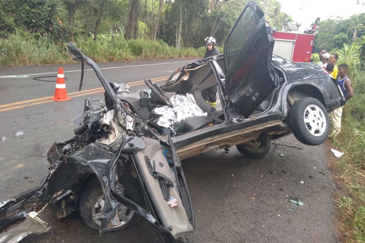 Jovem de 21 anos morre e outras 4 pessoas ficam feridas após carro bater em ônibus