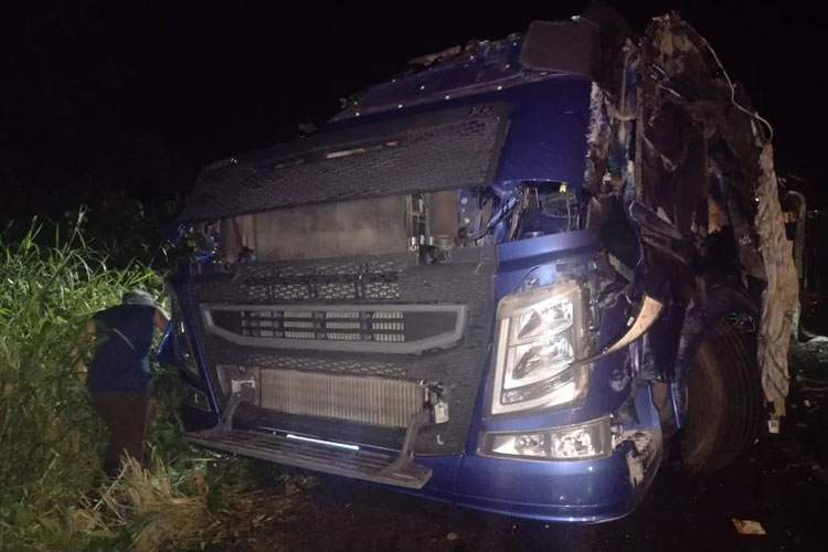 Motoristas morrem após batida entre caminhões na BR-101, no sul da Bahia