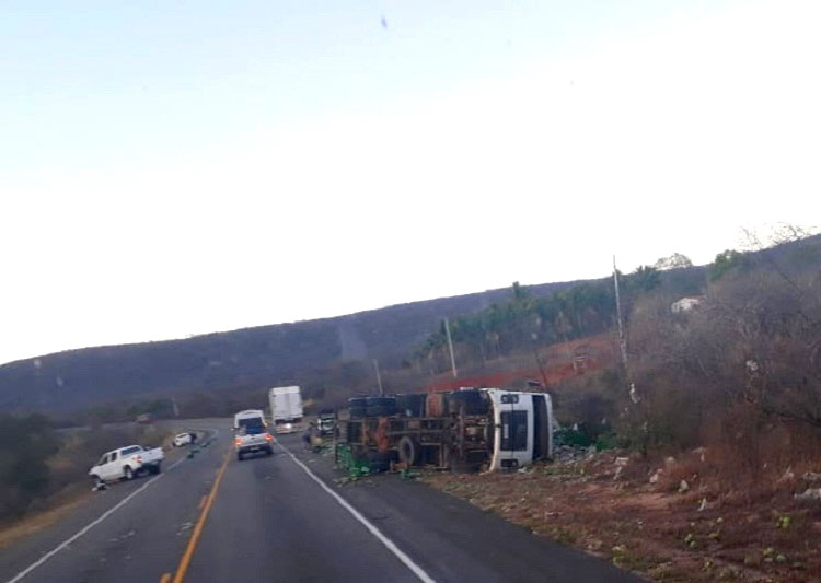 Caminhão tomba na BA-262 entre os municípios de Brumado e Aracatu