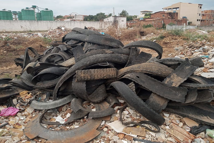 Brumado: Moradores do Brisas denunciam descarte de pneus em aterro da prefeitura