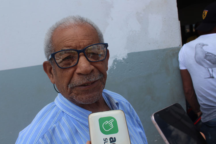 Aos 101 anos, seu Arthur puxa fileira de idosos na votação em Brumado