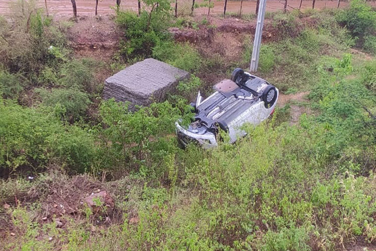 Caraíbas: Carro com quatro policiais militares da 46ª CIPM capota na BA-262