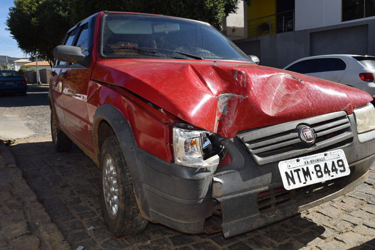 Polícia investiga real procedência de veículo que derrubou poste de iluminação em Brumado