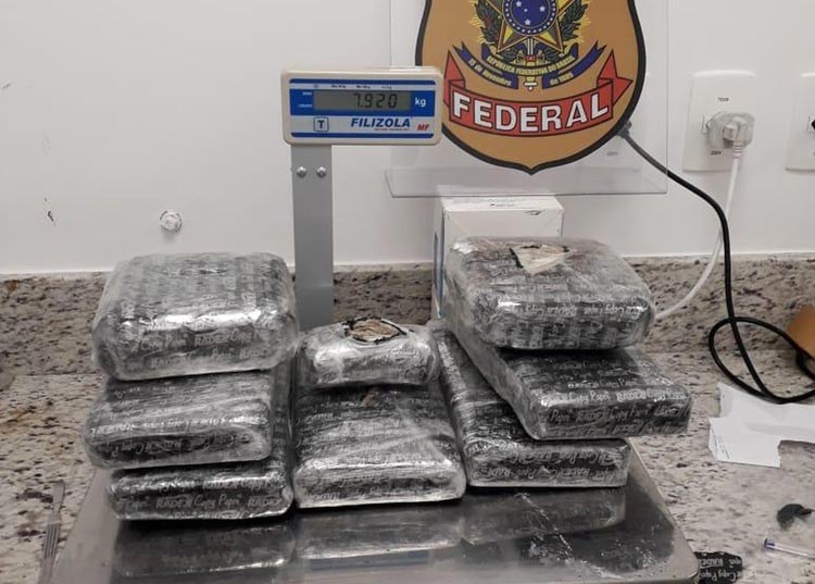 Mulher é presa com quase 8 kg de cocaína escondida em mala no aeroporto de Salvador