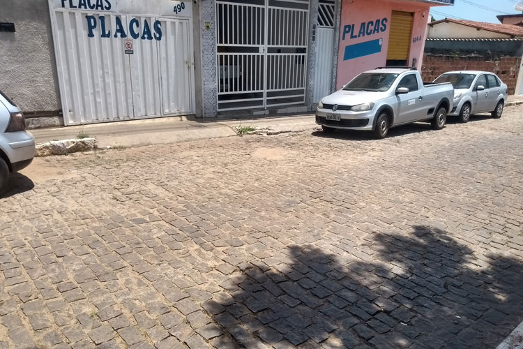 Placa Mercosul fecha emplacadoras em todo interior da Bahia; estampadores protestam no Detran