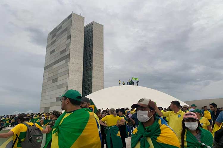 150 bolsonaristas são presos após ataques golpistas no Distrito Federal