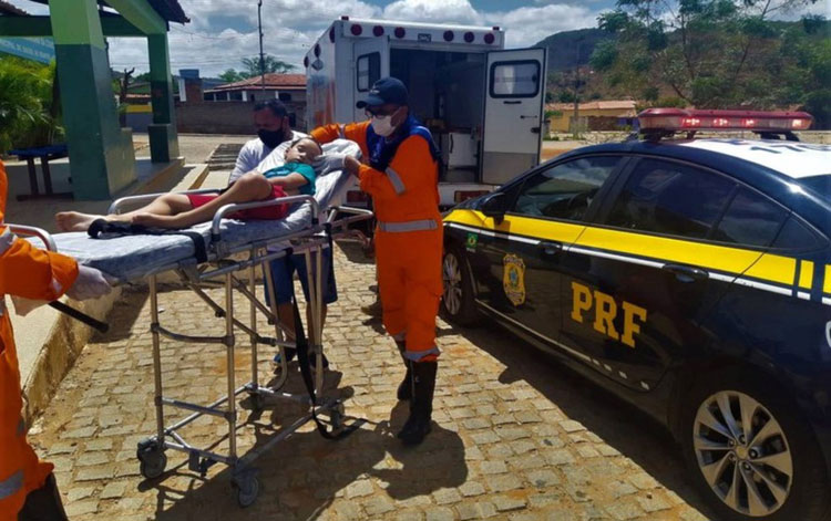 Criança com dificuldade de respirar é socorrida pela PRF na BR-116 no sudoeste da Bahia