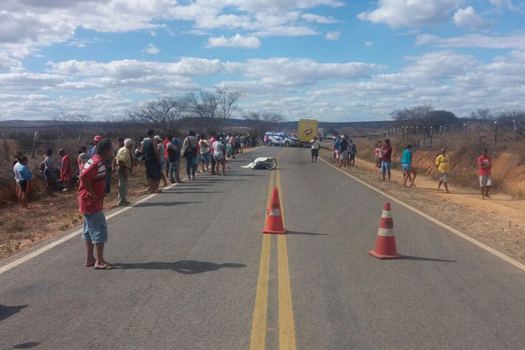 Jovem morre após colidir motocicleta em caminhão na BA-148 em Malhada de Pedras