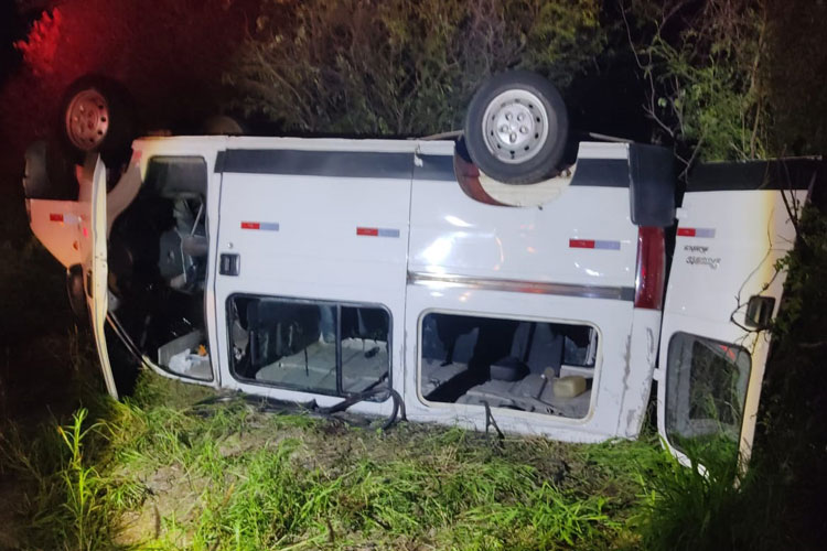 Tanhaçu: Van capota após motorista perder controle da direção na BR-030