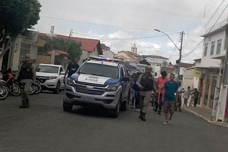 Viatura da PM é utilizada para transportar corpo durante cortejo funerário em Livramento de Nossa Senhora