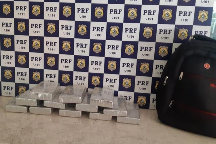 Vitória da Conquista: Garçonete é flagrada com 12 kg de cocaína em mochila