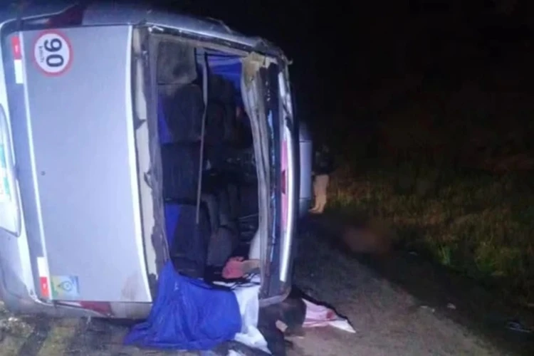 Acidente com micro-ônibus da prefeitura de Ipiaú deixa dois mortos e 20 feridos na BR-116