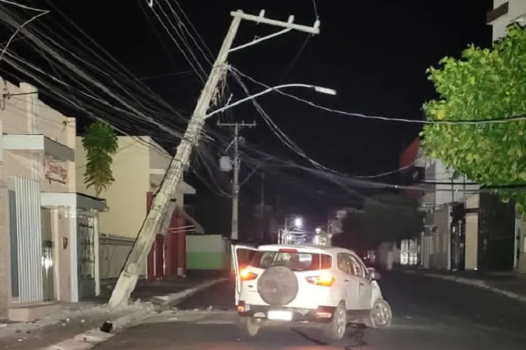 Carro é abandonado após colidir em poste e causar apagão em Livramento de Nossa Senhora