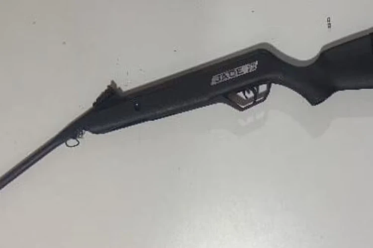 Pai atira acidentalmente em menino de 11 anos com espingarda em Valente