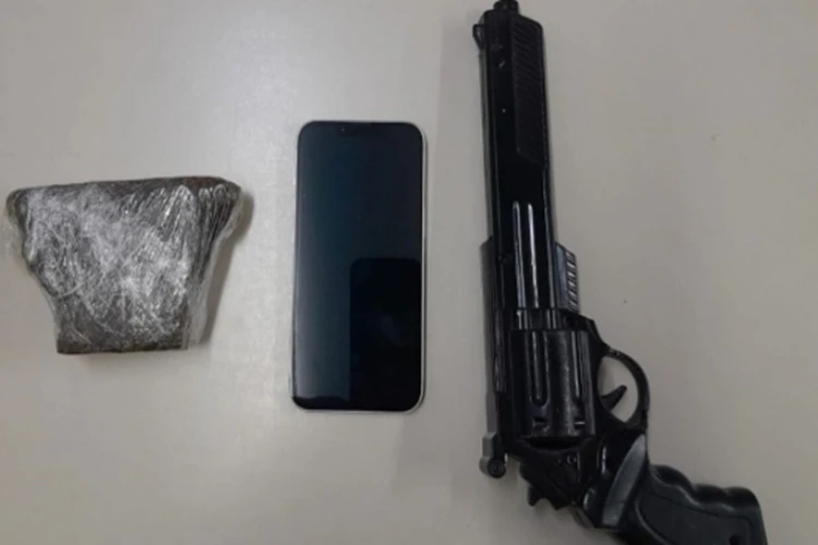 38ª CIPM cumpre mandado de prisão e apreende drogas e simulacro em Carinhanha