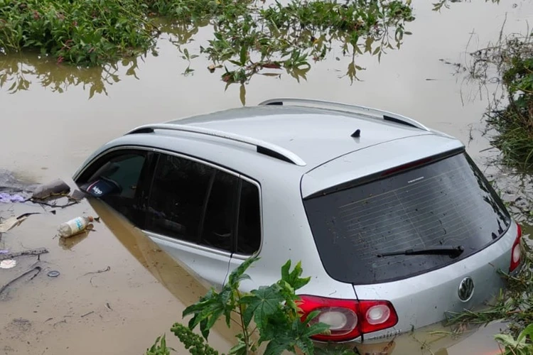 Veículo cai em lagoa após motorista perder controle da direção em Guanambi