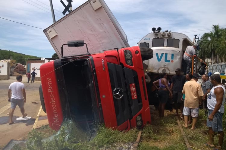 Locomotiva colide com caminhão no centro de Brumado