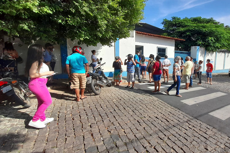 Brumado: Fila gigantesca, aglomerações e muitas reclamações durante vacinação de idosos de 81 anos